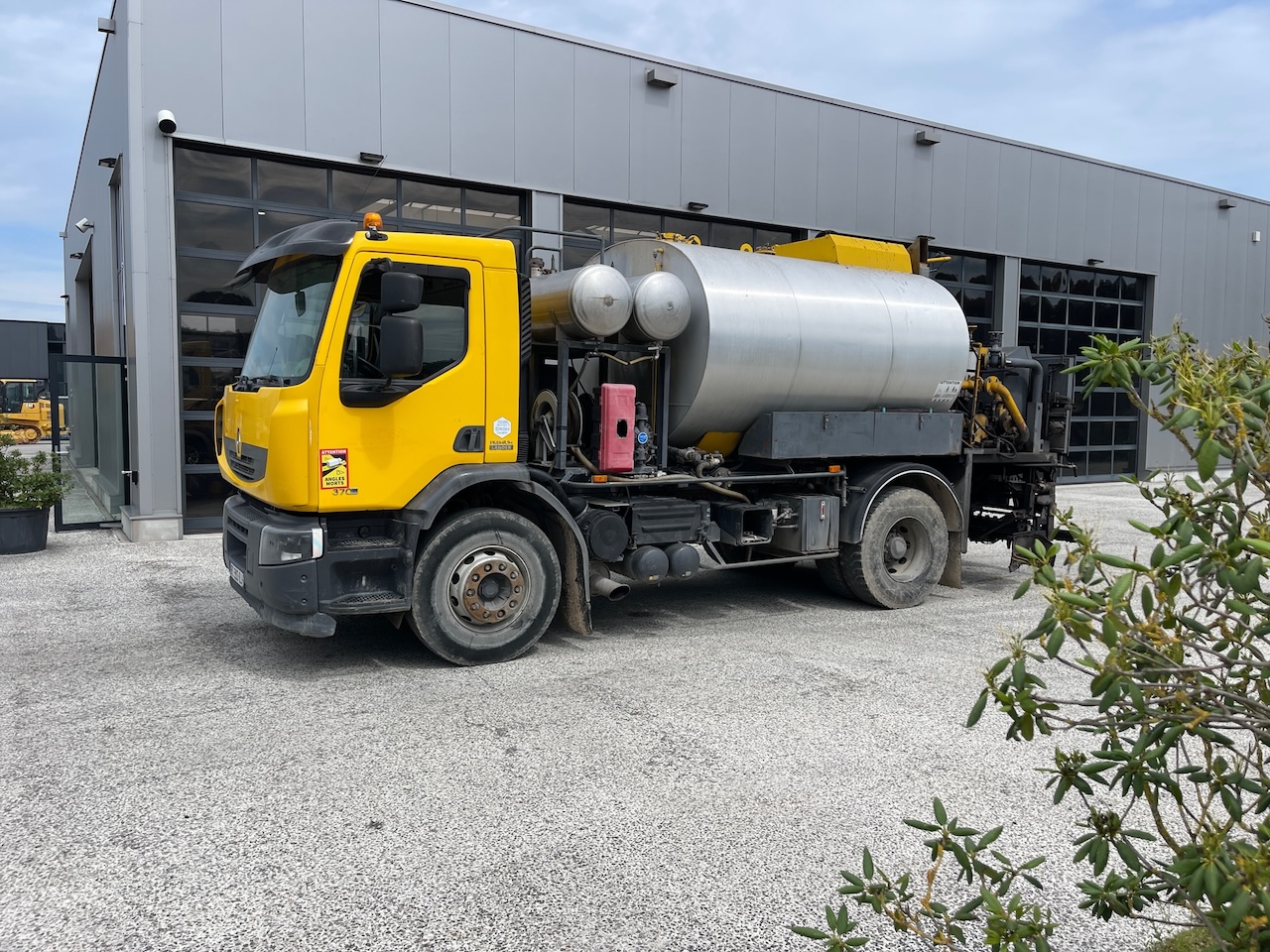 Renault Premium Bitumen Sprayer Acmar 7500 liter