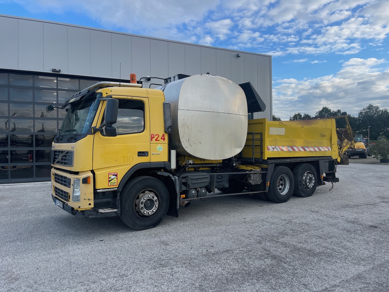 Volvo FM340 Bitumen Sprayer / Splitter picture