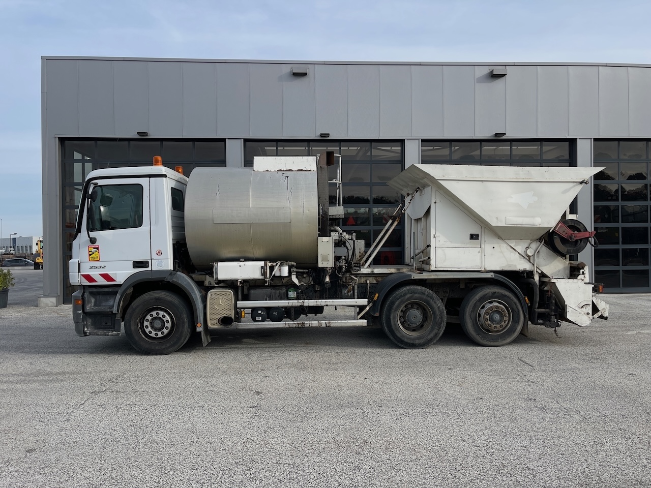 Mercedes Benz Actros 2532 Bitumen/Splitter sprayer