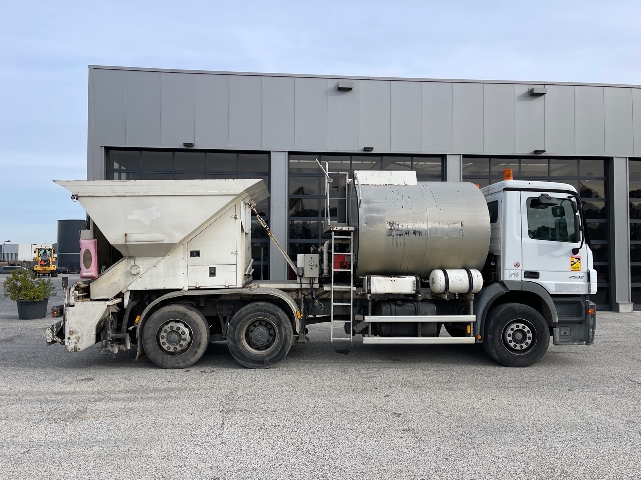 Mercedes Benz Actros 2532 Bitumen/Splitter sprayer