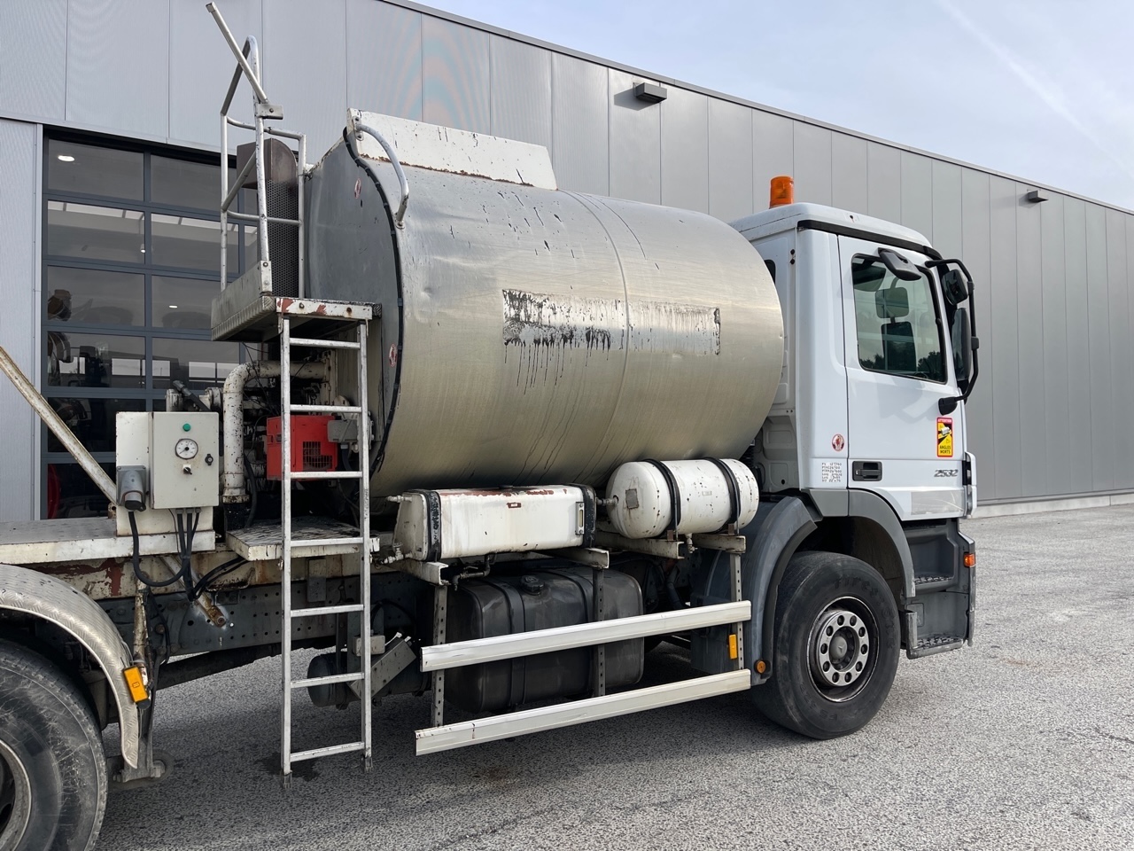 Mercedes Benz Actros 2532 Bitumen/Splitter sprayer