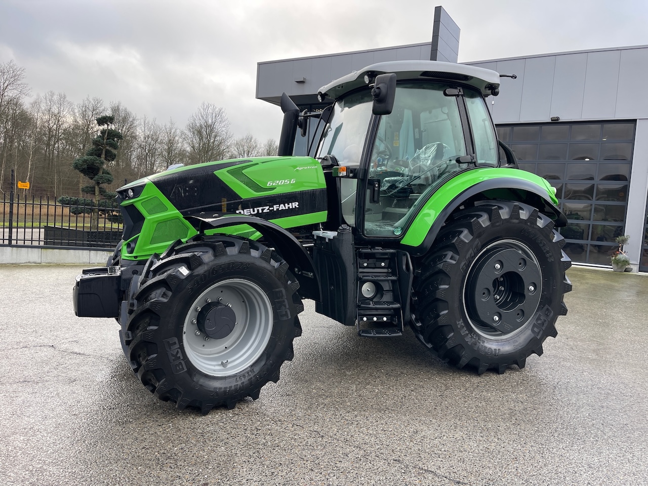 Deutz Fahr Agrotron 6205G picture