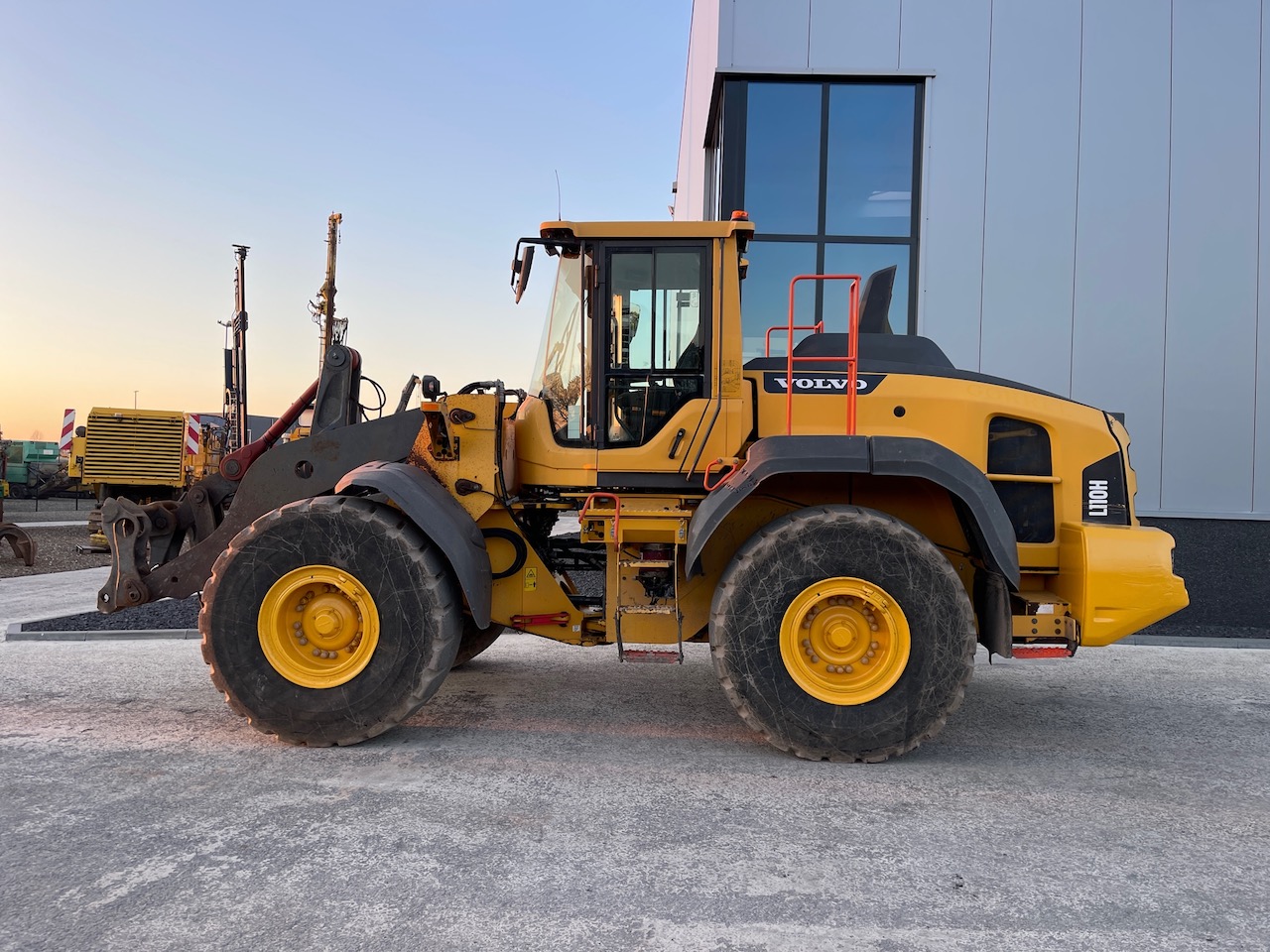 Volvo L110H picture